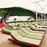 Rose Hotel Side